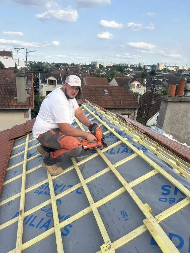 Avant : écran sous-toiture et liteaunage en place