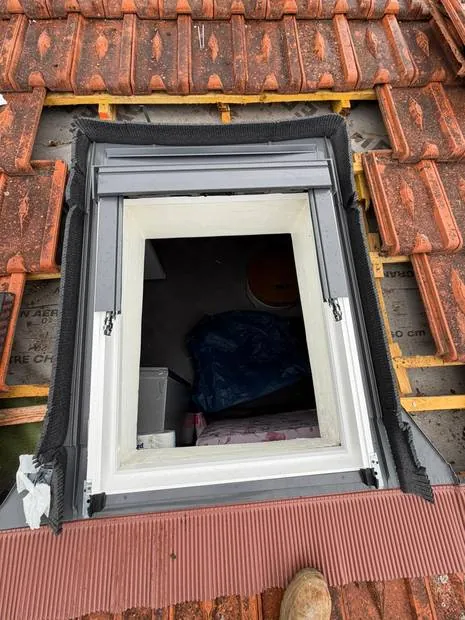 Pose de fenêtre de toit — chantier F.Couverture