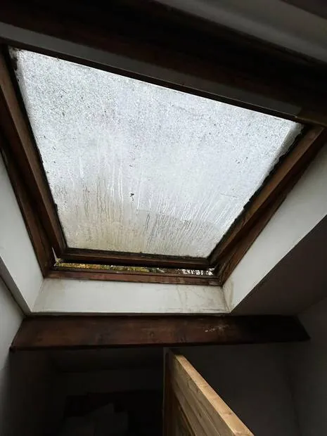 Pose de fenêtre de toit — chantier F.Couverture