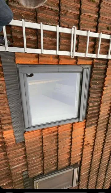 Pose de fenêtre de toit — chantier F.Couverture