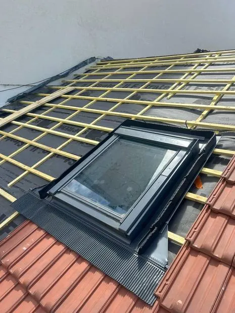 Pose de fenêtre de toit — chantier F.Couverture
