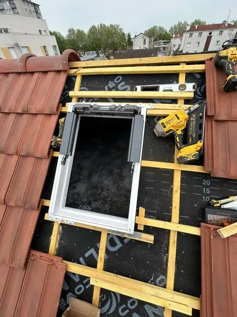 Pose de fenêtre de toit — chantier F.Couverture