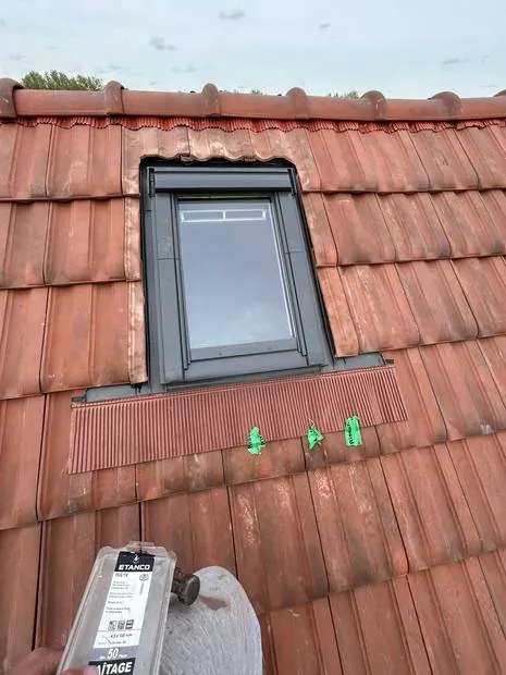 Pose de fenêtre de toit — chantier F.Couverture