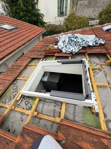 Pose de fenêtre de toit — chantier F.Couverture