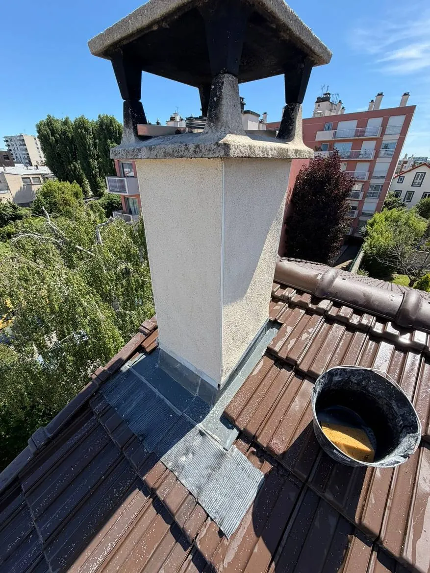 Après : souche de cheminée enduite et solin zinc terminé