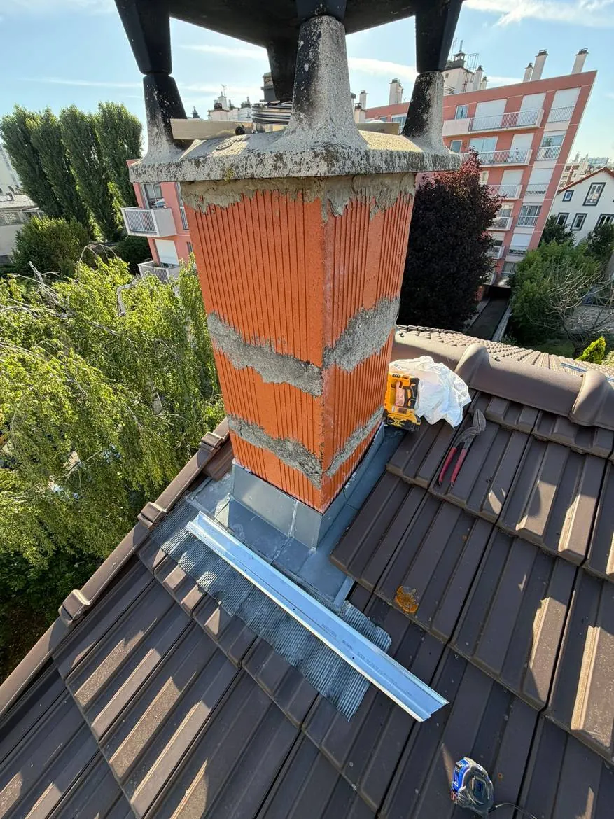 Avant : souche de cheminée remontée en briques, avant enduit